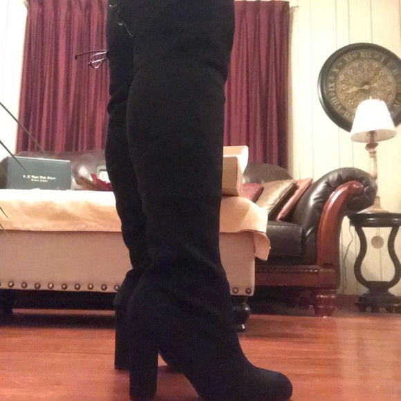 Black knee high boot. Never worn - Picture 5 of 6